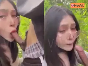 đi dã ngoại tiện đụ gấu ở trong rừng
