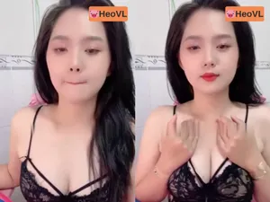 Nhân tình răng khểnh khoe cậu bé tròn trắng