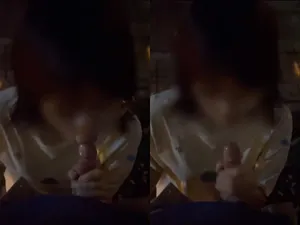 Cởi quần bắt eny kính cận liếm cu