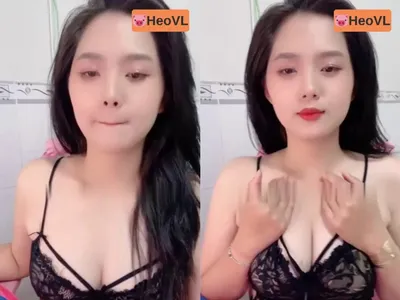 Nhân tình răng khểnh khoe cậu bé tròn trắng